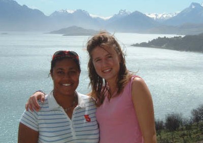 Foto; Sanne in Nieuw Zeeland met Anna bij een bergmeer, voorjaar 2004